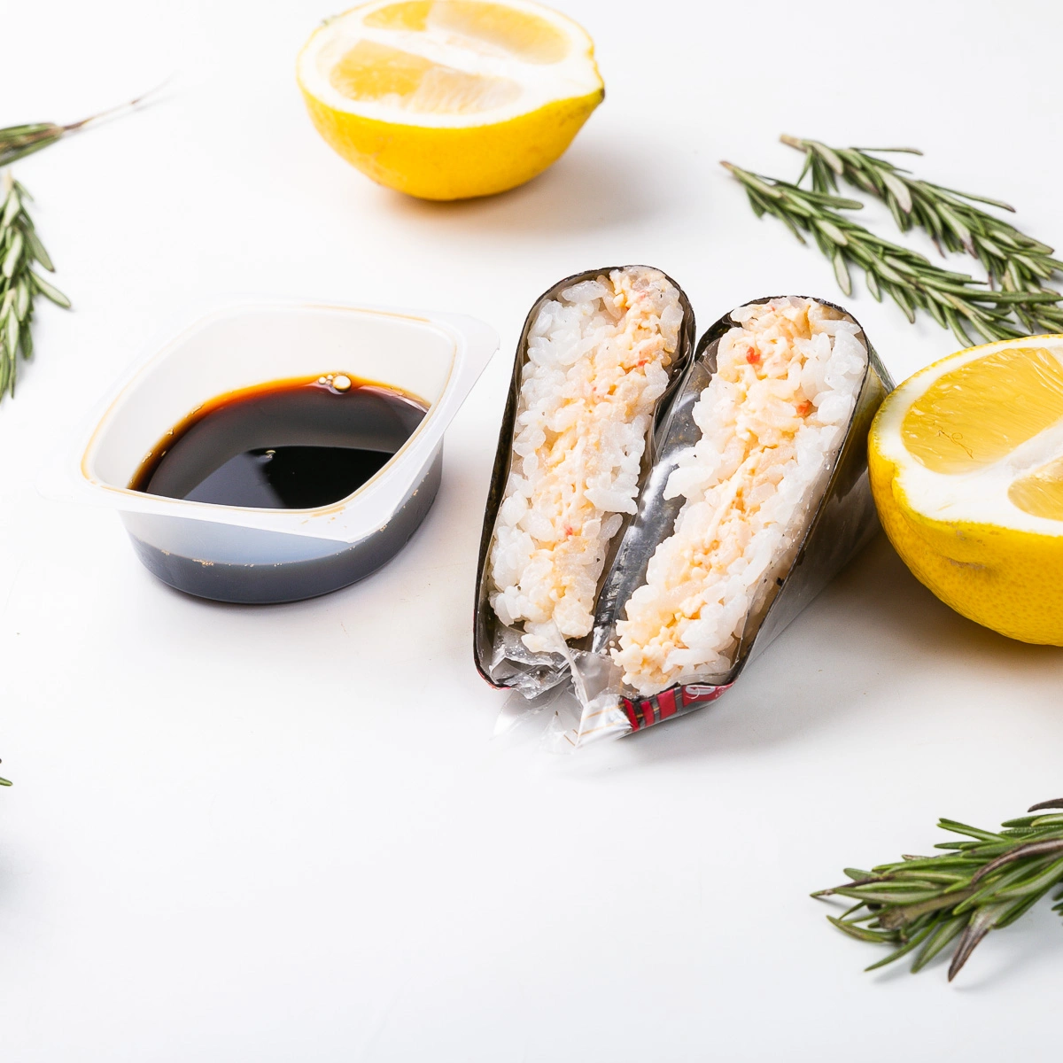 Онигири с копченой курицей с соусом том - ям и соевым соусом
