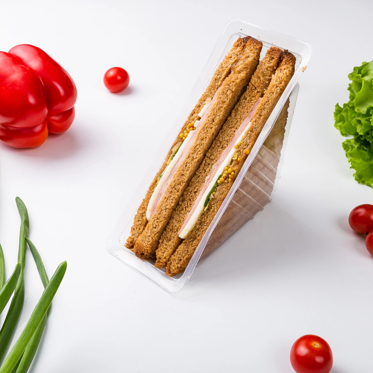 Сэндвич с ветчиной, сыром и свежими овощами